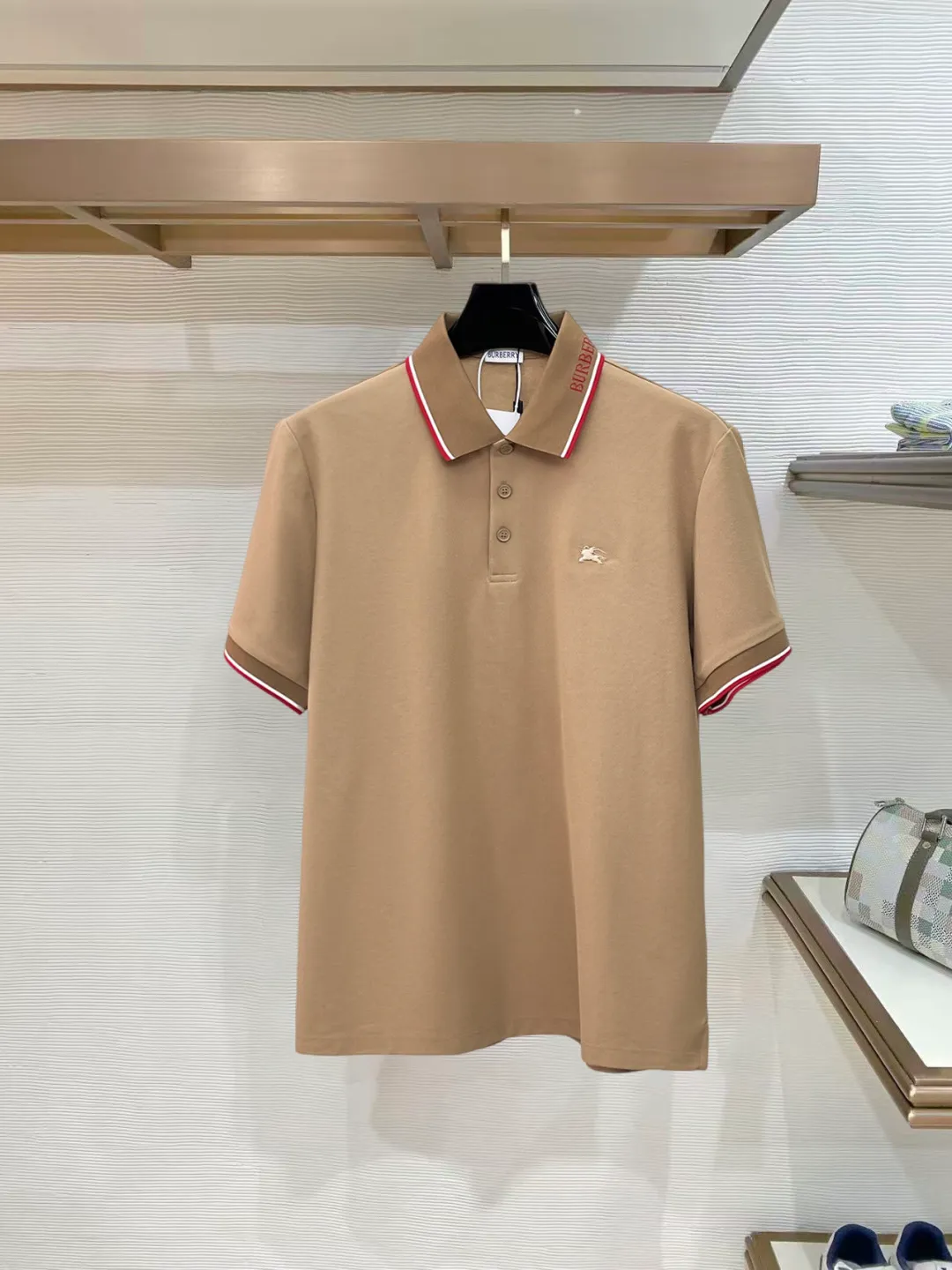 Burberry New Arrival Polo shirt, complete with three labels, original fabric, original customized accessories, official Same Style, made of 210g pure cotton pique fabric, customized same-tank dyed fabric, very comfortable and smooth to the touch, very wide and stylish, produced by the first-line brand Factory, imported Behringer embroidery machine, embroidery is full and textured, the collar rib is woven with imported yarn, does not deform after long-term wear, the most New Arrival style in spring and summer, fashionable and individual Super Versatile and good-looking. It is very suitable for both men and women. It is a must-have for everyone. Size: S-XXL